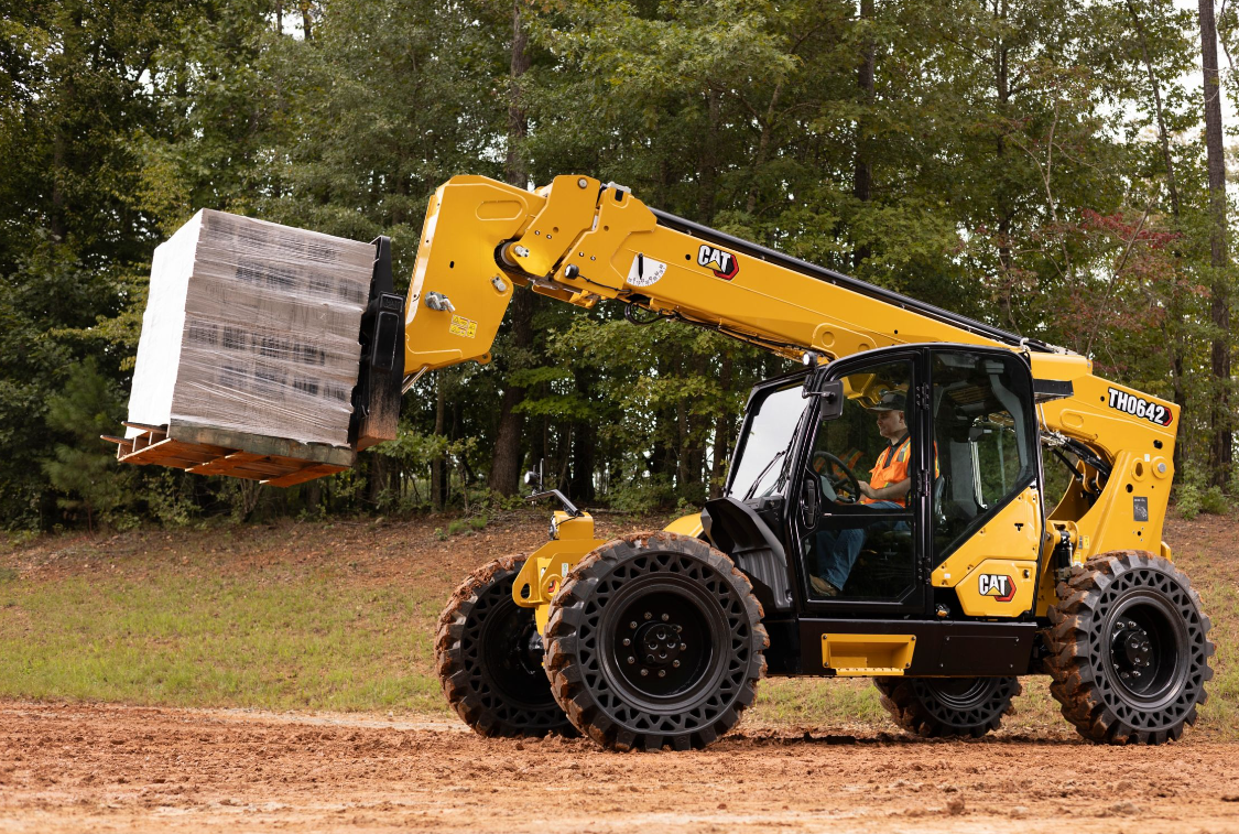 Telehandler lifting concrete